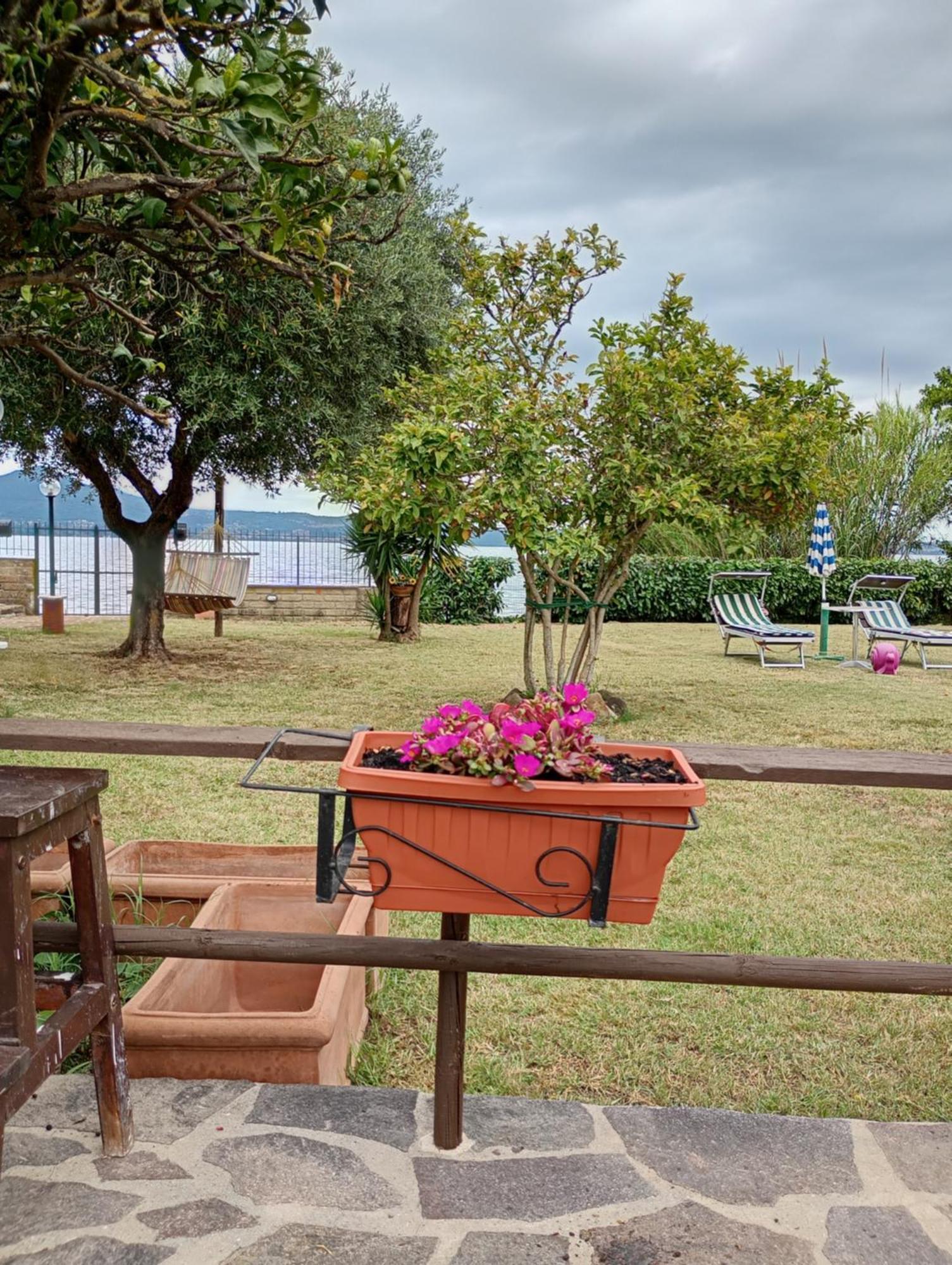 Independent Villa With Private Beach On The Lake Bracciano  Ngoại thất bức ảnh