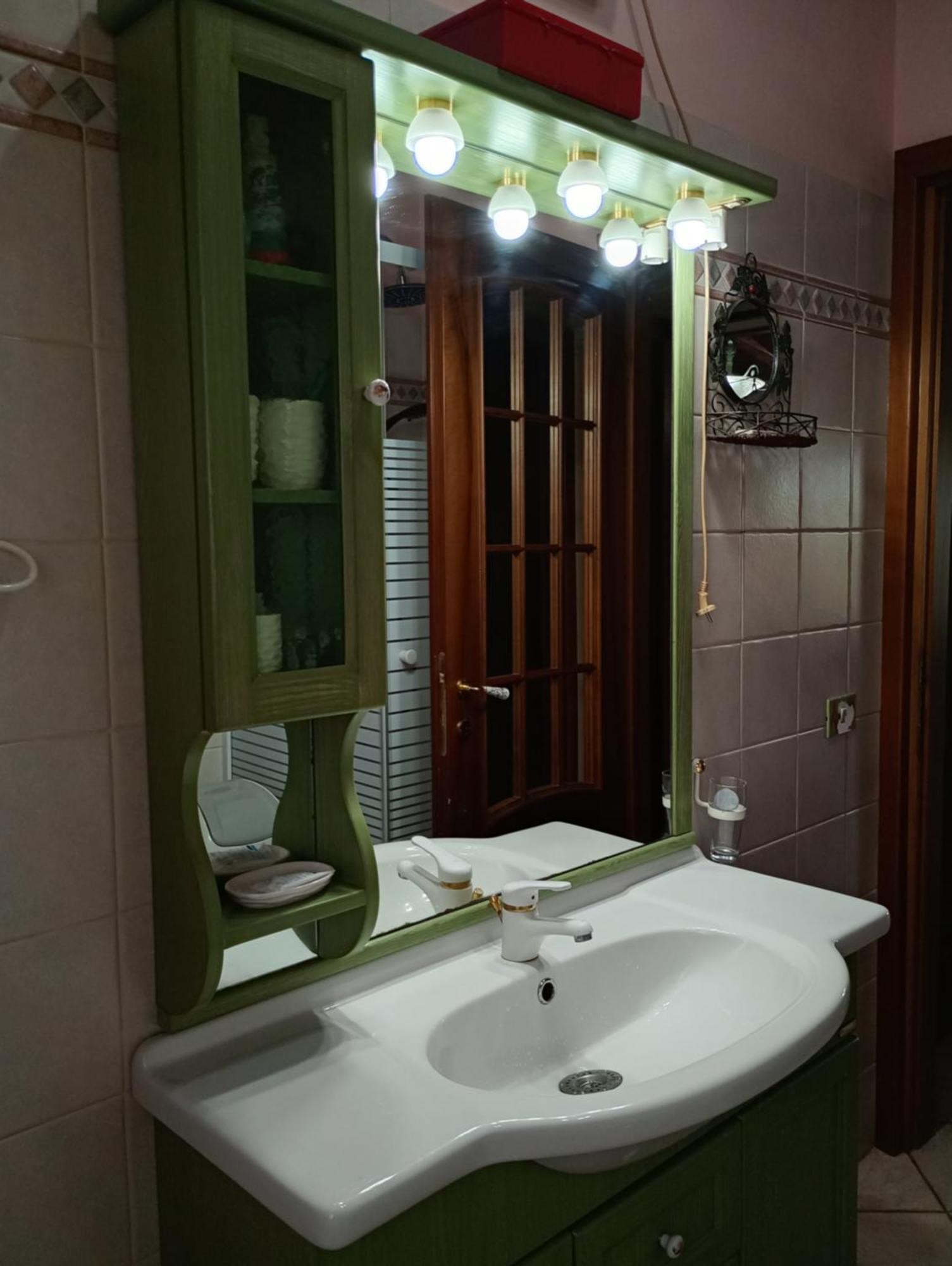 Independent Villa With Private Beach On The Lake Bracciano  Ngoại thất bức ảnh