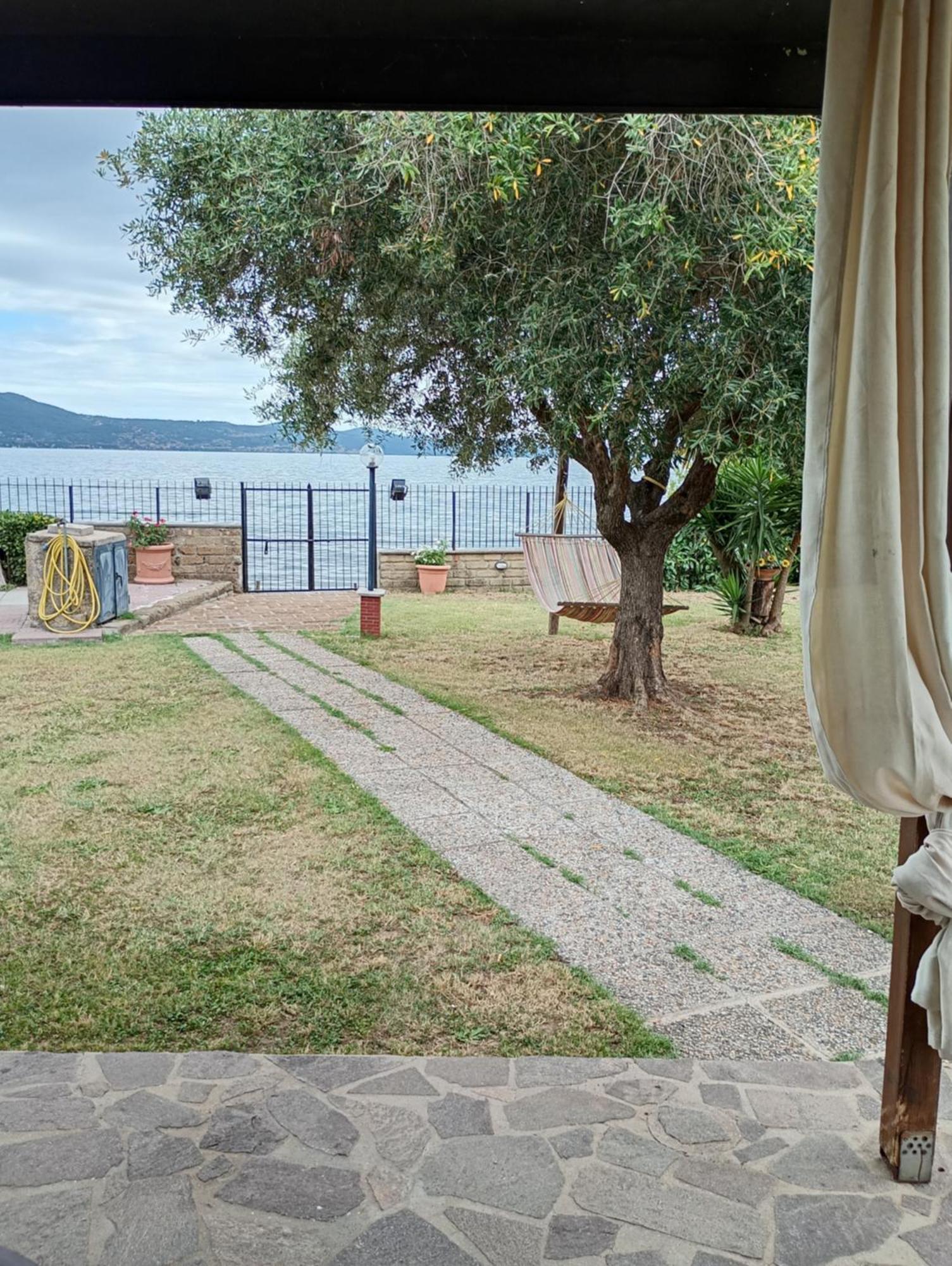 Independent Villa With Private Beach On The Lake Bracciano  Ngoại thất bức ảnh